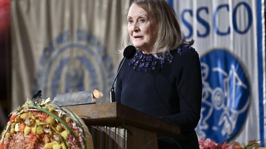 La escritora Annie Ernaux en la recogida del Nobel.