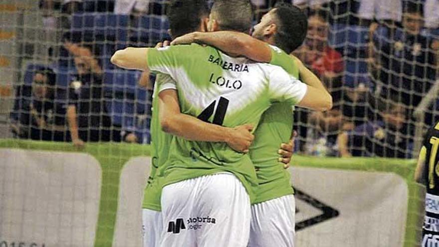 Un grupo de jugadores del Palma Futsal celebra el gol con el que Bruno Taffy abrió el marcador en el partido de ayer.