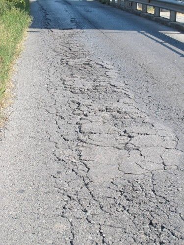 Paviment malmès i esquerdat a la pujada de Sant Blai