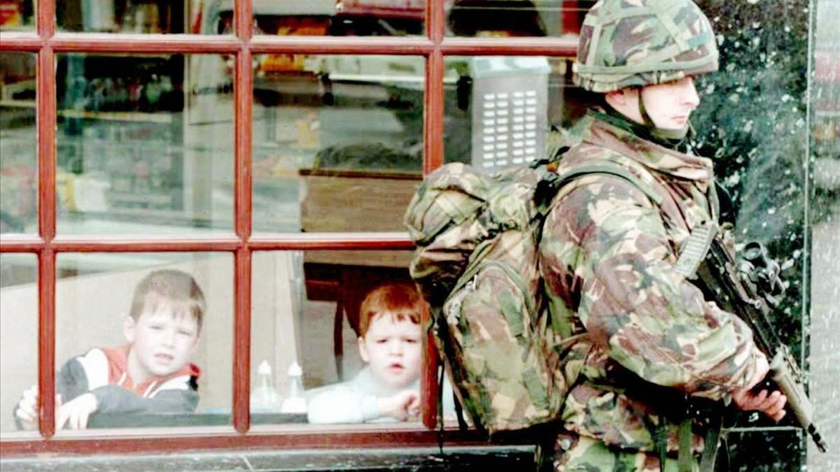 Dos chicos contemplan a un soldado en la ciudad de  Coalisland a 50 kilómetos de Belfast en los años 90.