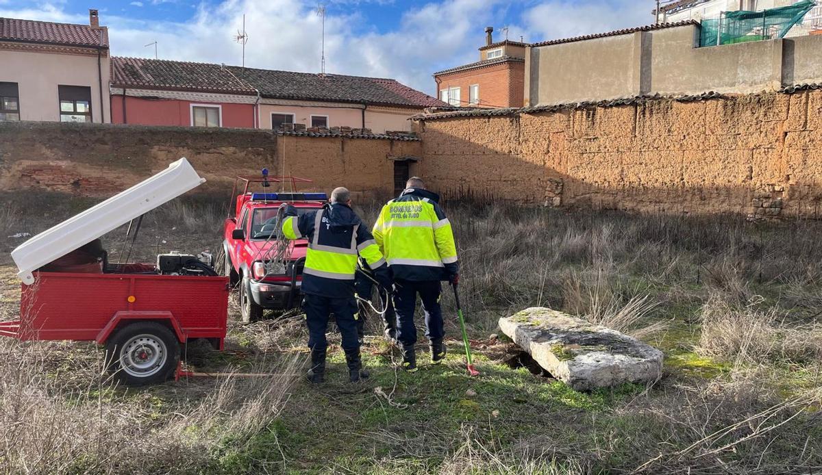Operarios y Bomberos de Toro extraen agua del pozo subterráneo de una parcela municipal en Judería. | CEDIDA