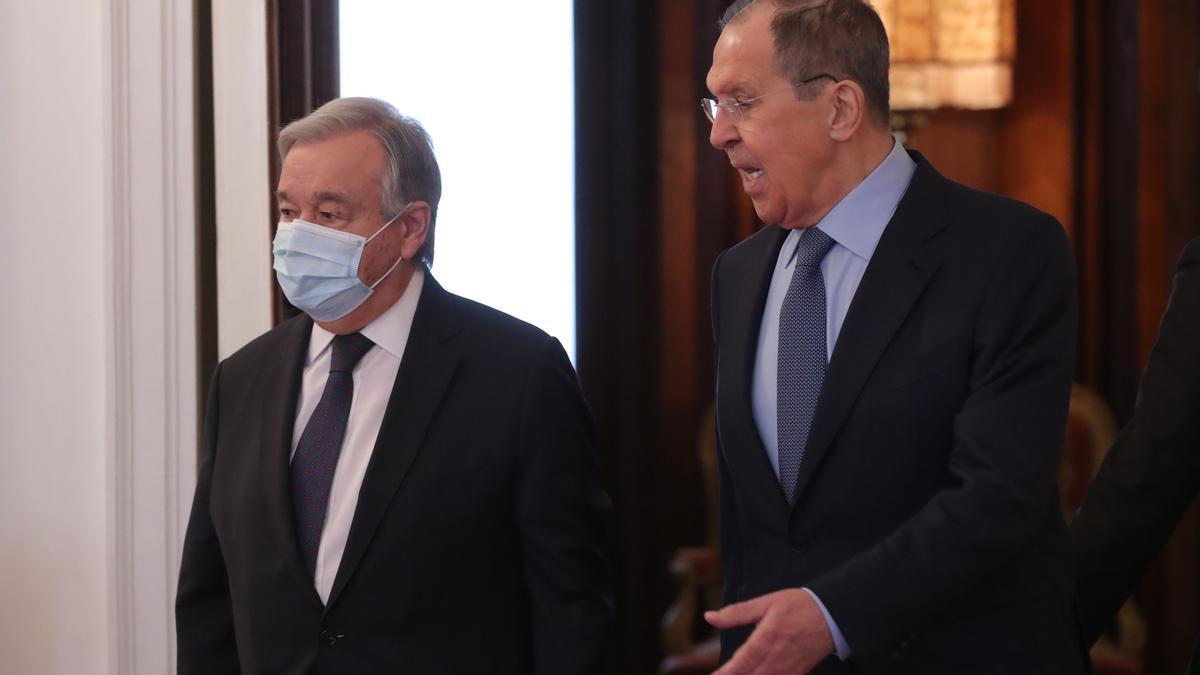 El secretario general de Naciones Unidas, António Guterres, junto con el ministro de Exteriores ruso, Sergei Lavrov, este martes.