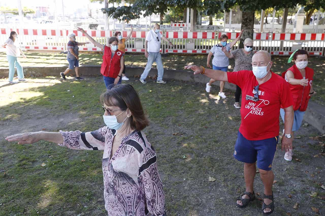 Taller de gimnasia para mayores de Cruz Roja en los jardines de Montero Ríos.     PABLO HERNÁNDEZ (7).jpg