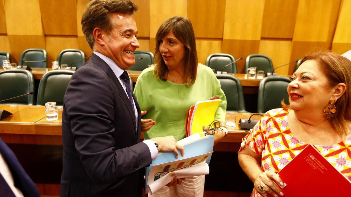 La portavoz del PSOE, Lola Ranera, junto al concejal de Urbanismo, Víctor Serrano.