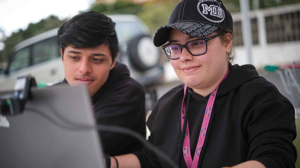 Varios alumnos del CIFP César Manrique en el centro santacrucero.