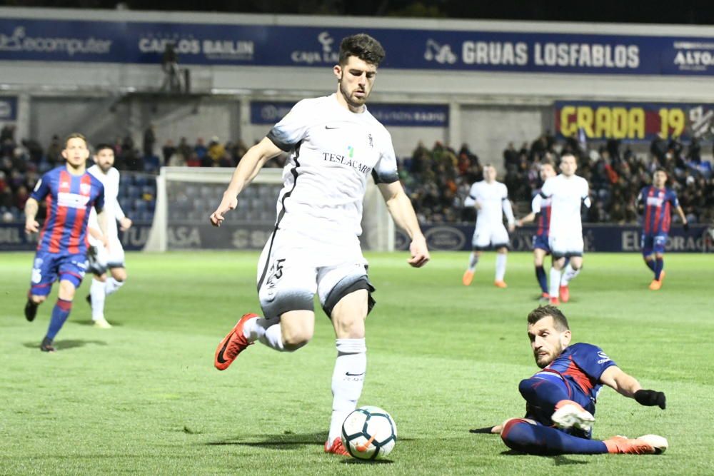 El partido entre el Huesca y el Sporting, en imágenes