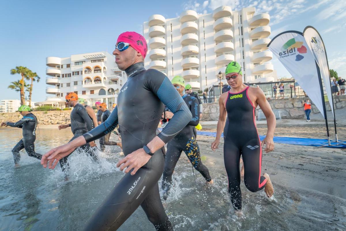 Los 31 nadadores emprenden el inicio de la travesía de 30 kilómetros en la playa de Santa Eulària.