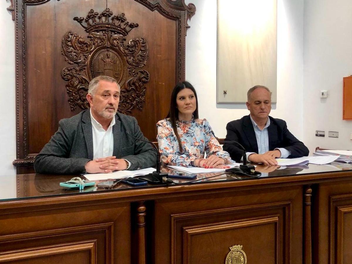 Los ediles Meca y Hernández comparecían junto a uno de los abogados del servicio jurídico municipal.