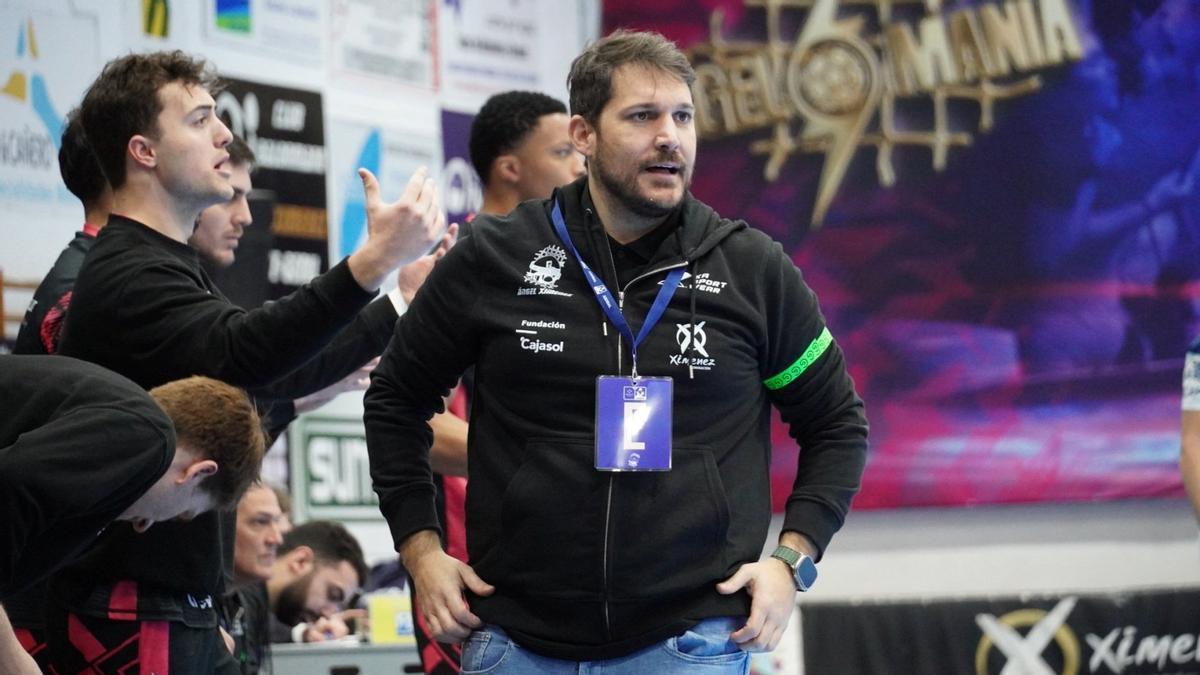 Toni Malla, técnico del Cajasol Ángel Ximénez, sigue el juego.