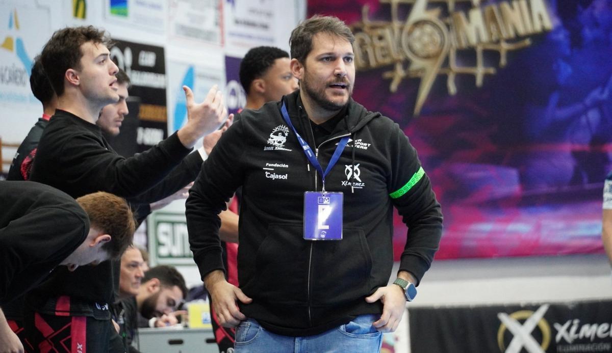 Toni Malla, técnico del Cajasol Ángel Ximénez, sigue el juego.