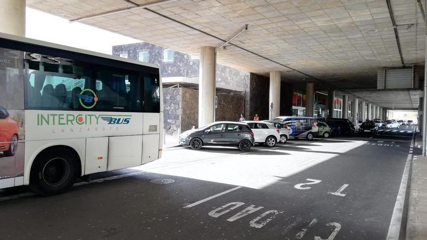 Los guagüeros del transporte público denuncian una situación de "riesgo" en el aeropuerto de Lanzarote y piden una actuación urgente