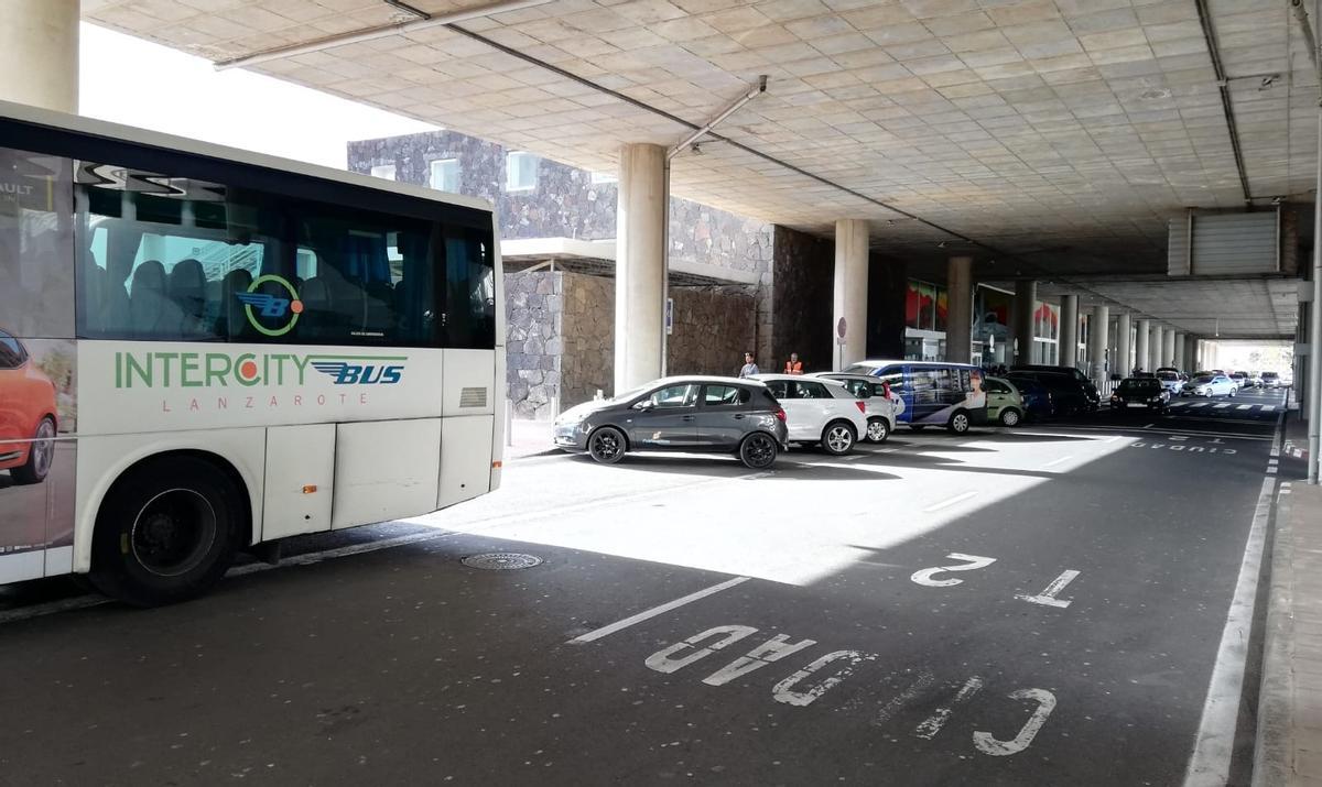 Coches estacionados en la parada del transporte público de guagua en la Terminal 1 del Aeropuerto César Manrique Lanzarote.
