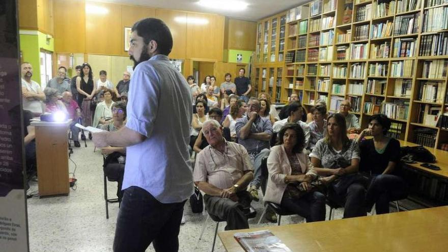 El concejal Xiao Varela explica el proyecto municipal en la asociación de vecinos de Monte Alto.