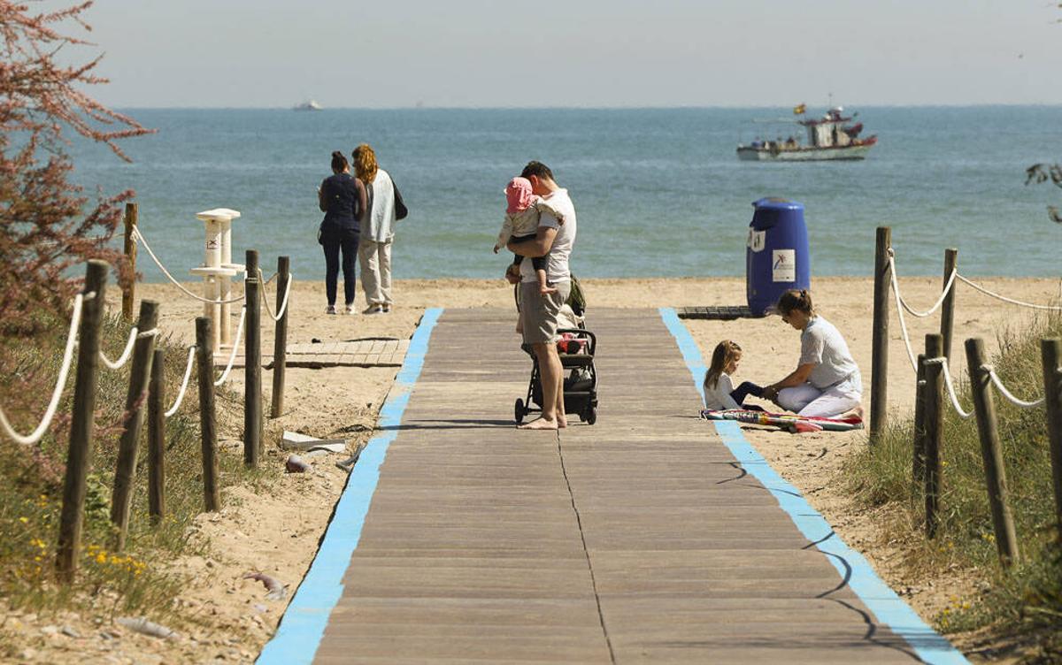 Primeros turistas en la playa de Canet.