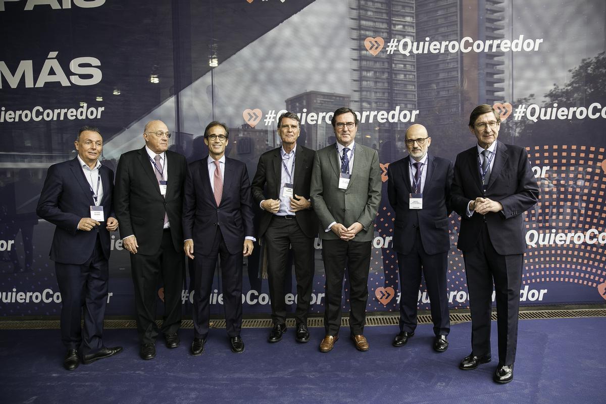 De izquierda a derecha, Salvador Navarro, presidente de la Confederación Empresarial de la Comunitat Valenciana, Josep Oliu, presidente de Banco Sabadell,  Pau Relat de Fira de Barcelona, Jaume Guardiola, presidente del Cercle d’Economia, Antonio Garamendi, presidente de la CEO, Manuel Pérez-Sala, presidente del Círculo de Empresarios  y José Ignacio Goirigolzarri Tellaeche  presidente de CaixaBank