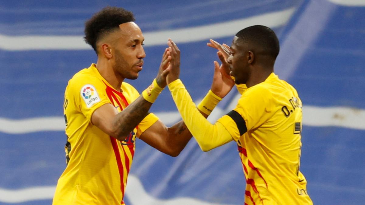Aubameyang y Dembélé celebran un gol con el Barça