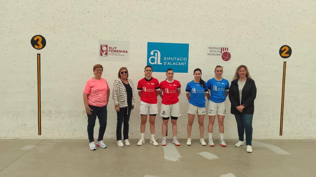 Ana, Amparo, Mar i Irene, amb les regidores d'Igualtat i Benestar Social de l'Ajuntament de Benidorm, Ángela Zaragozí I Ángela Llorca, i la vicepresidenta d'Anémona, Paquita Benaloy.