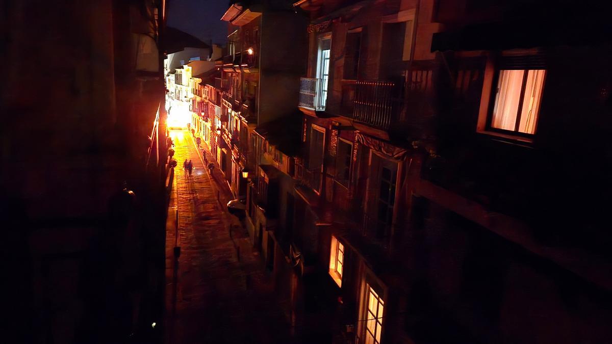 La calle Juan Valera de Cabra, en pleno centro de la ciudad, durante la noche de ayer. La luz en las viviendas procede de velas o linternas.