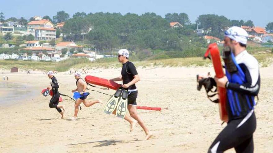 Los aspirantes, durante las pruebas físicas realizadas en la playa de Montalvo.