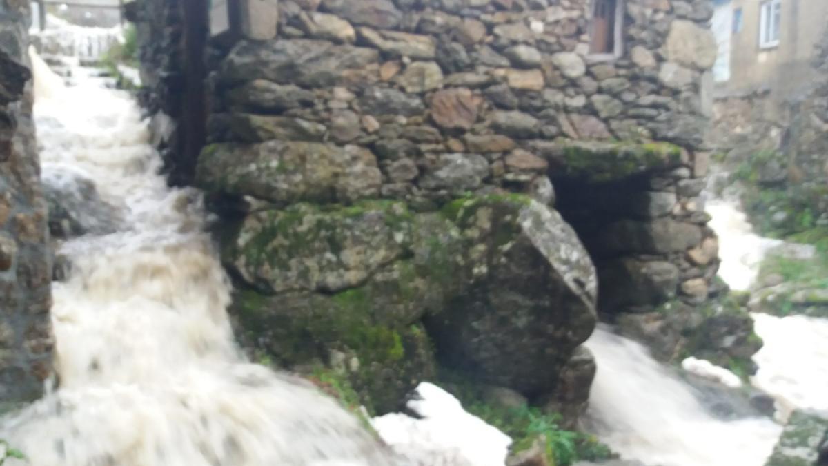 Curso de agua del deshielo de la sierra de Porto