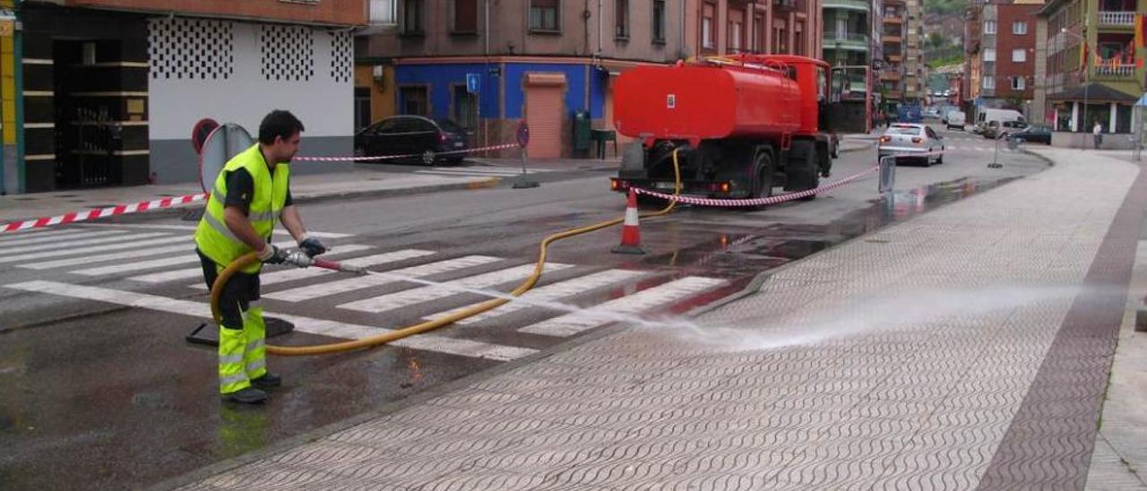 Operarios del servicio de limpieza en El Entrego.