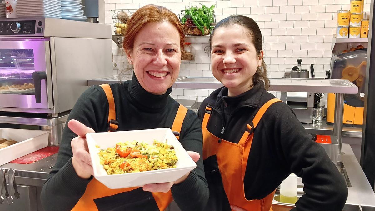 Àngels y Paula, del Bar Ket, con el cuscús de verduras.