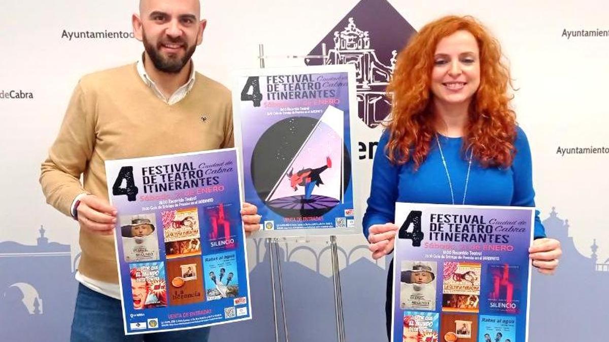 Ángel Moreno y Carmen Moral muestran el cartel del evento.