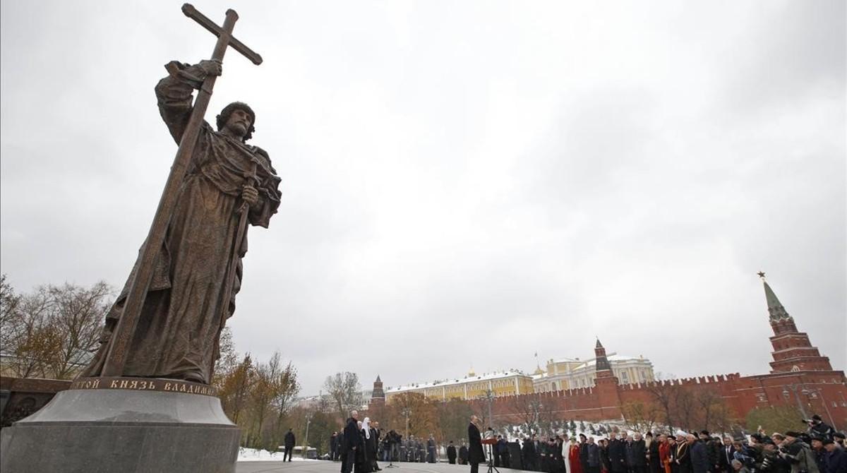 Putin, en el centro de la imagen, durante el discurso de inauguración de la gigantesta estatua de Vladímir el Grande. Putin, en el centro de la imagen, durante el discurso de inauguración de la gigantesta estatua de Vladímir el Grande.