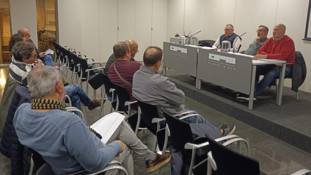 Un momento de la reunión mantenida ayer por los miembros del Club Balonmano Elche