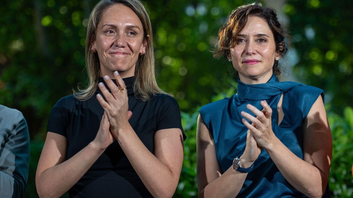 Alma Ezcurra, junto a la presidenta de la Comunidad de Madrid, Isabel Díaz Ayuso, en una foto de archivo.