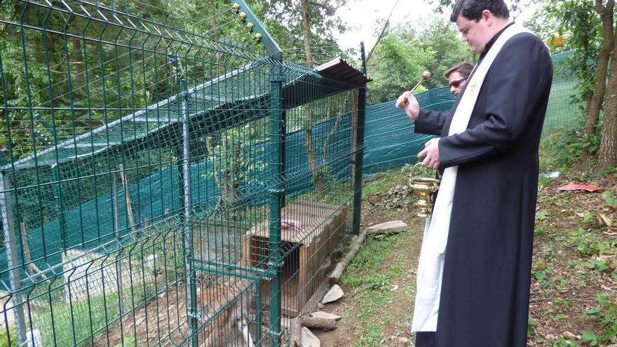 Juan José Blanco bendice al lince europeo en el centro de Vega de Pope, con Luis Freijanes a su lado.