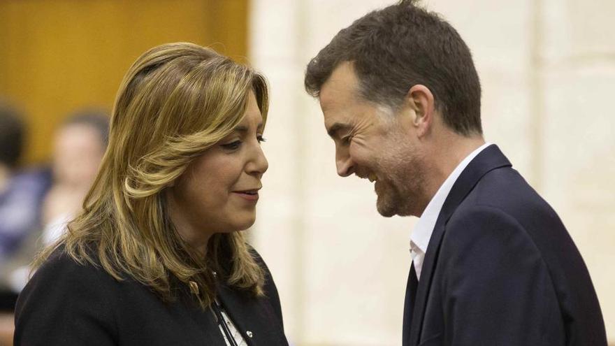 Susana Díaz saluda de forma cariñosa a Antonio Maíllo