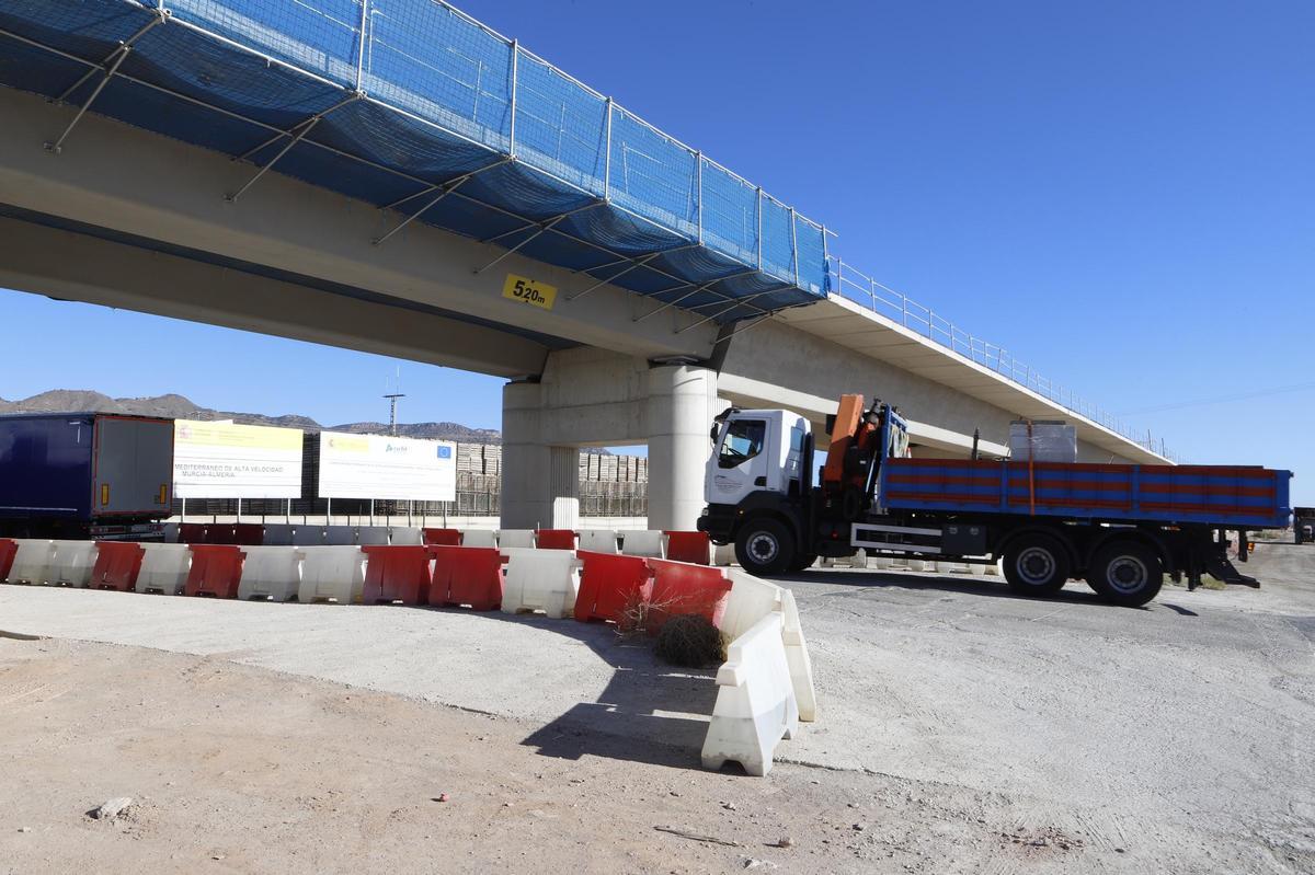 Vehículos pesados circulan cerca de las obras del AVE, en Tercia.