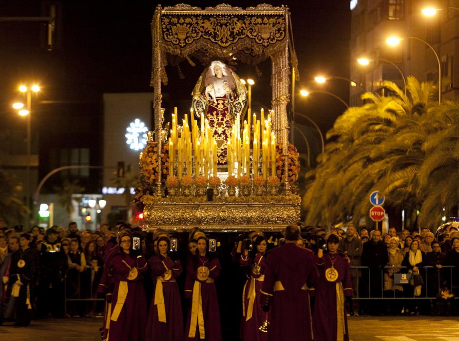 La Santa Cena procesiona por Alicante