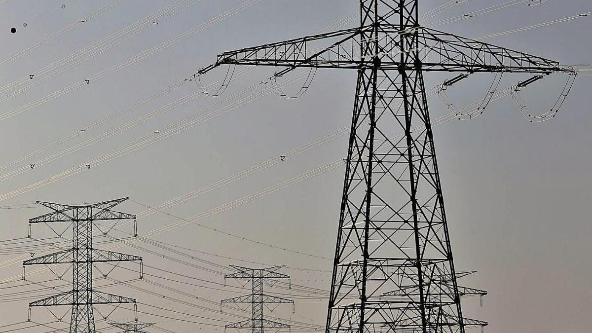 Les torres elèctriques que connecten Espanya i França a Montesquieu-des-Albères.