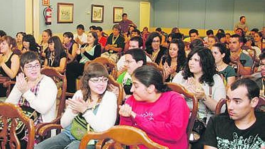 Miembros de Cruz Roja y de los colectivos Abierto, en la presentación de Juventú.