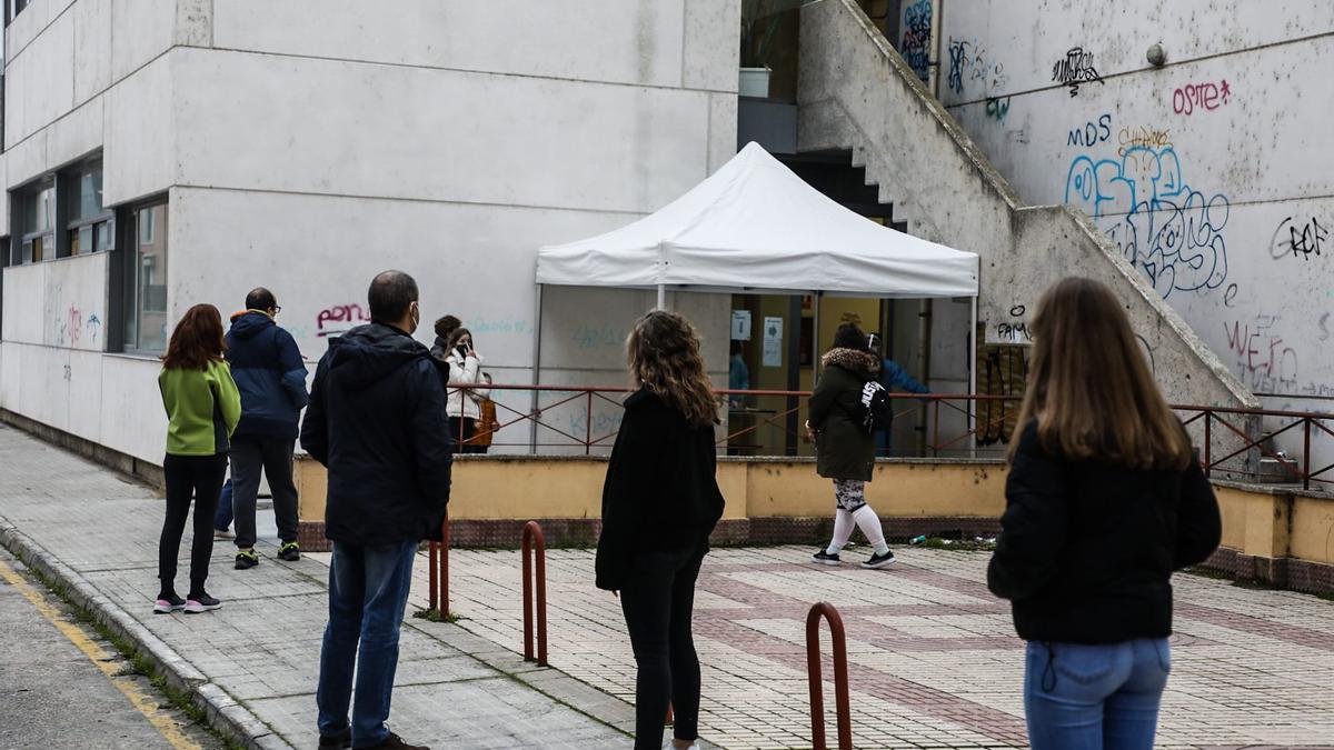 Colas en el centro de salud de Puerta Nueva en una imagen de archivo tomada hace una semana.