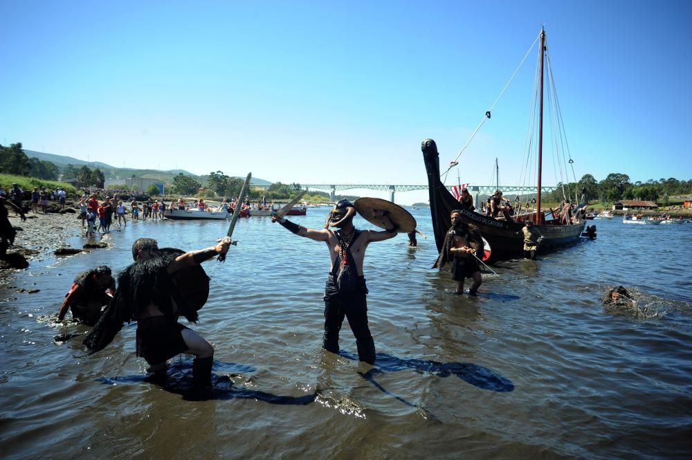 La recreación del desembarco se convierte en el acto central de la Romaría Vikinga