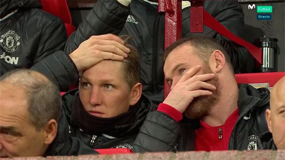 Schweinsteiger, en el banquillo junto a Rooney durante el primer tiempo del United-West Ham