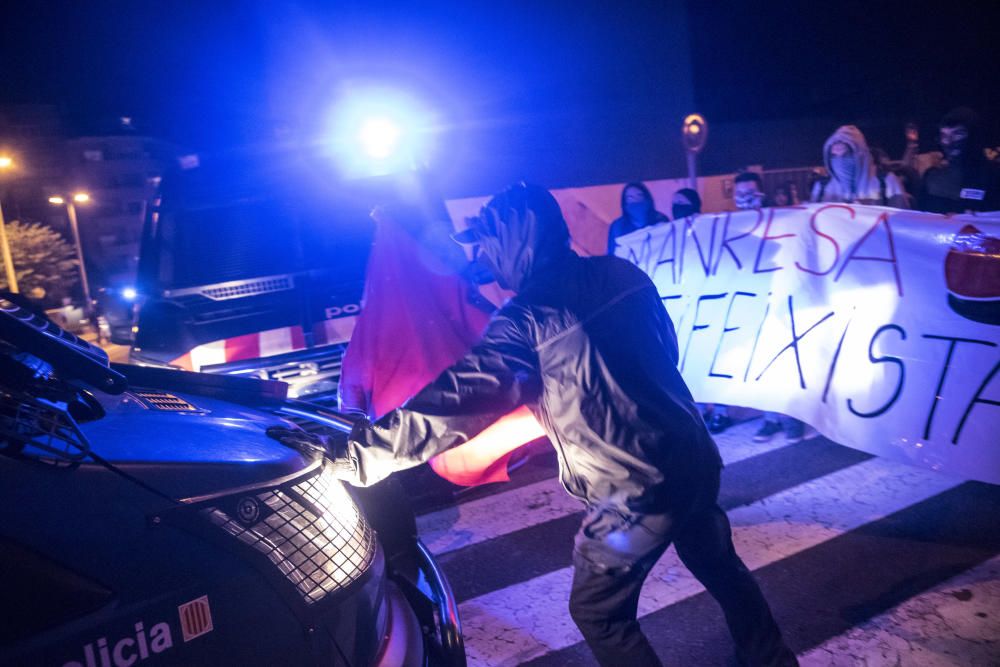 Antifeixistes i espanyolistes conflueixen davant la Guàrdia Civil de Manresa