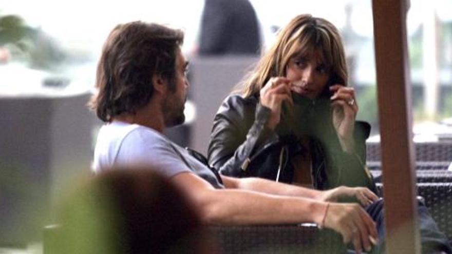 Penélope Cruz y Javier Bardem conversan en el Europa Hotel café de Sarajevo, en Bosnia.