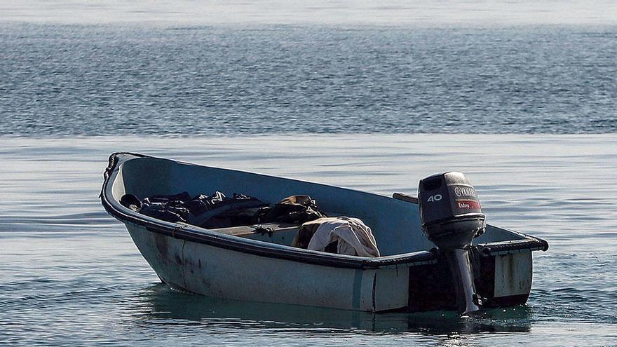 Ein Migrantenboot vor der Küste von Ibiza. In diesem Fall schafften es die Insassen an Land. Nicht selten halten die Boote den Strapazen einer so langen Route jedoch nicht stand.