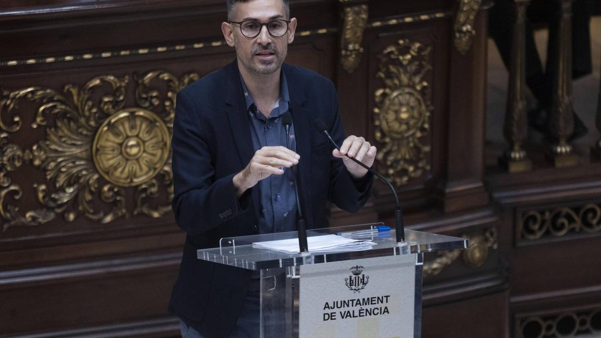 Sergi Campillo toma la palabra en el Ayuntamiento de València.