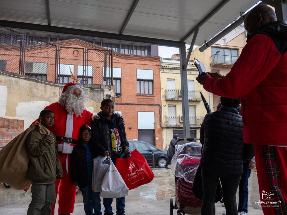La Fundació del Convent de Santa Clara reparteix joguines a infants de la plataforma d'aliments