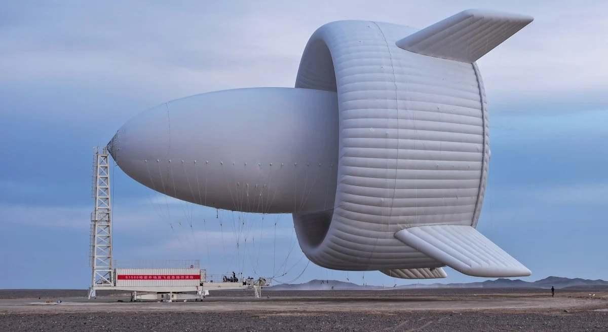 Imagen de la turbina eólica, antes de ser elevada hacia el cielo