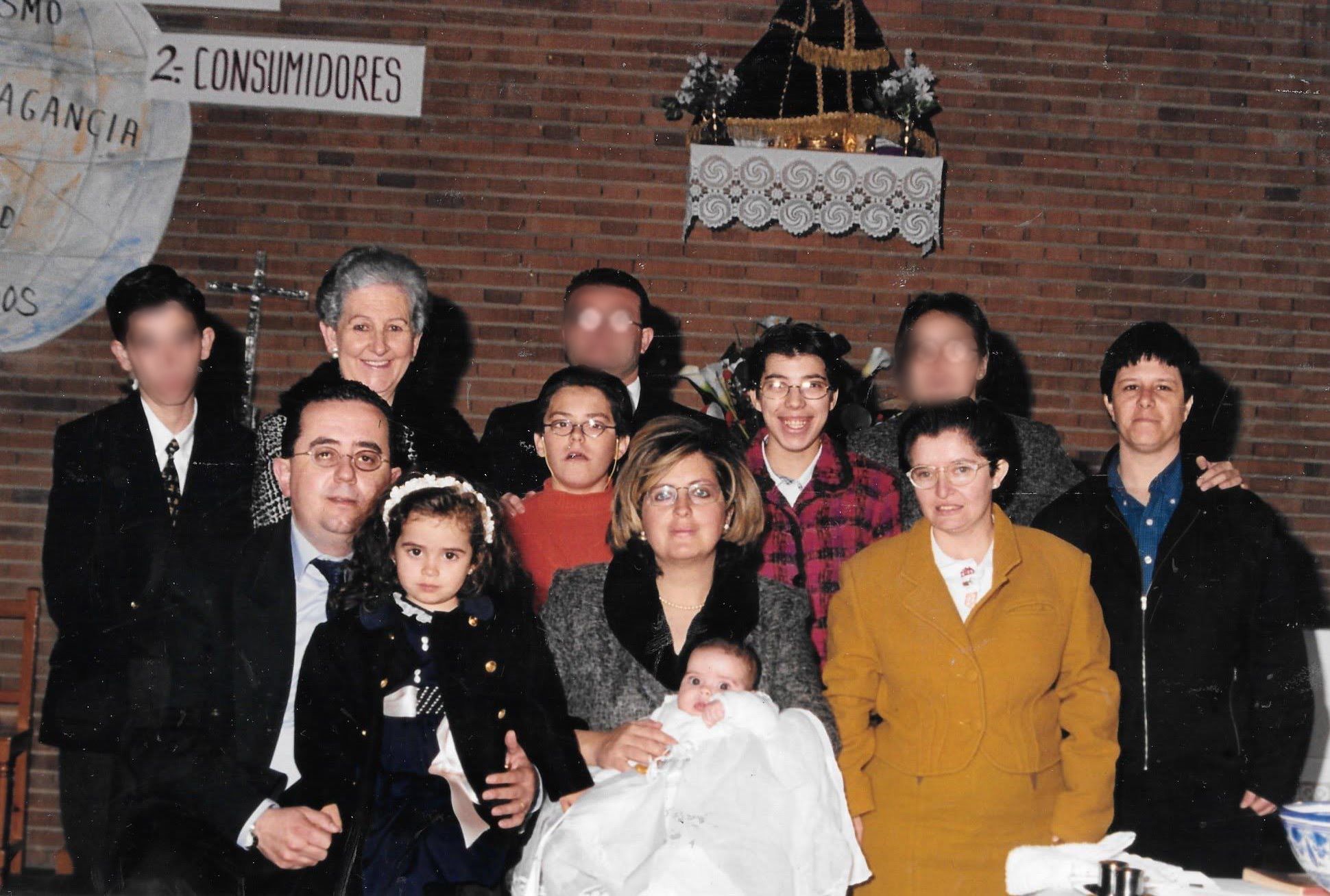 Foto de familia en el bautizo de su hermana Alicia.