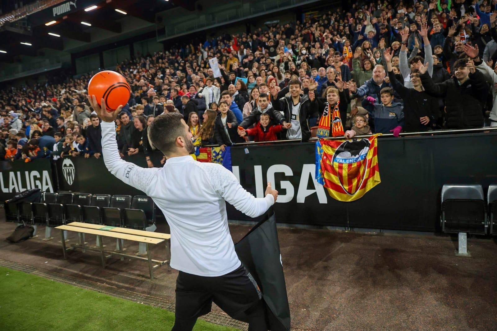 La afición se vuelca con el Valencia CF en el entrenamiento de Mestalla