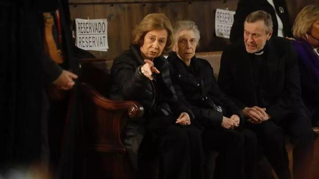 La Reina Sofía, junto a su hermana Irene de Grecia, en la procesión del Jueves Santo de 2023 en Palma.