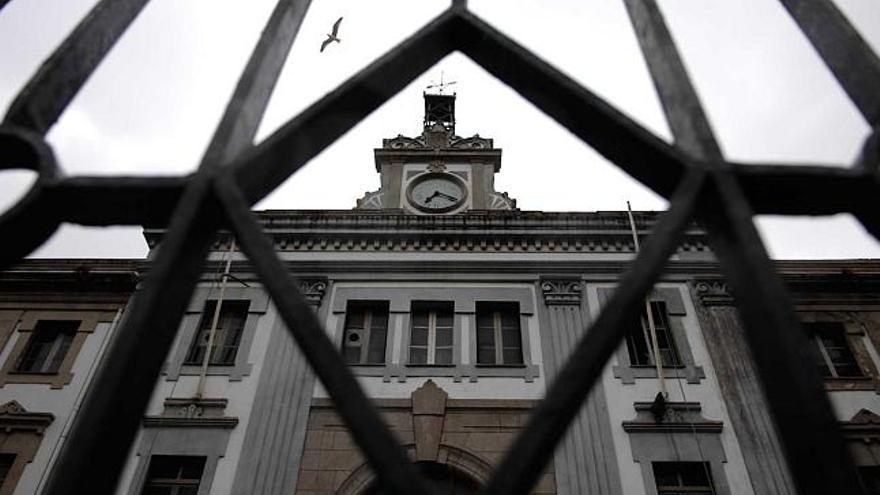 Fachada de la Fábrica de Tabacos, con el reloj de agujas en la parte superior. / juan varela