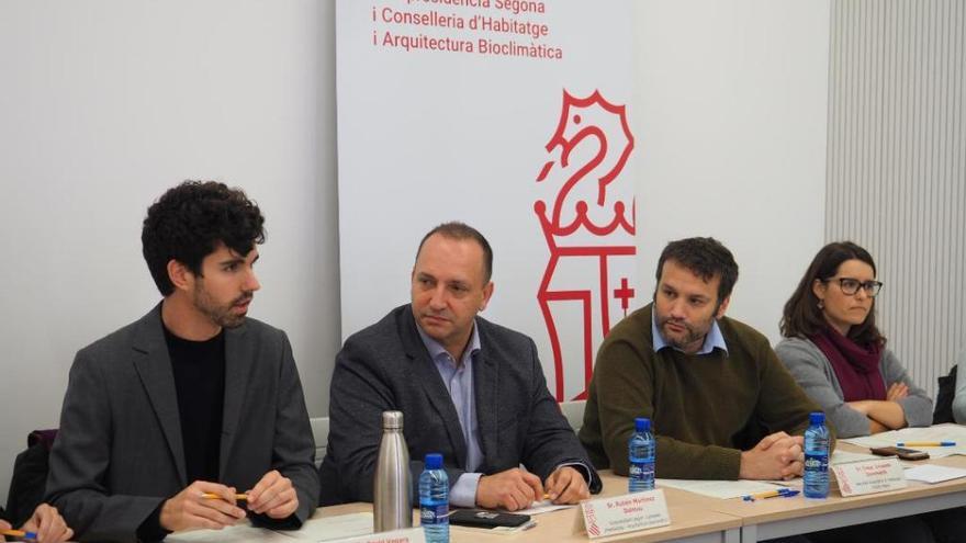 El conseller Martínez Dalmau, entre David Vegara y César Jiménez, en la mesa antidesahucios.